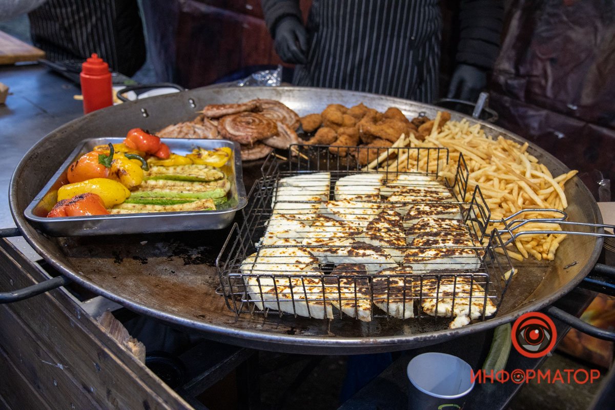 Ярмарка с вкусностями и море веселья: в Приднепровском парке открыли елку 12