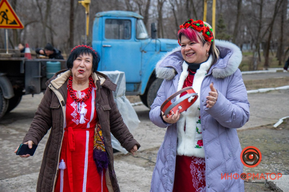 Ярмарка с вкусностями и море веселья: в Приднепровском парке открыли елку 13