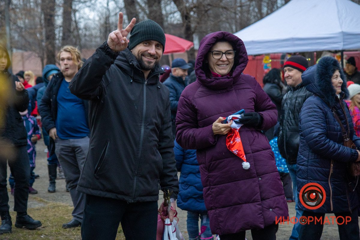 Ярмарка с вкусностями и море веселья: в Приднепровском парке открыли елку 17
