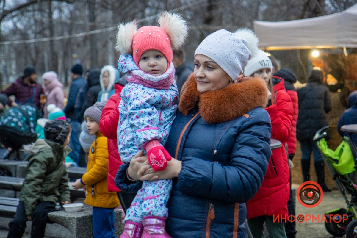 Ярмарка с вкусностями и море веселья: в Приднепровском парке открыли елку 20