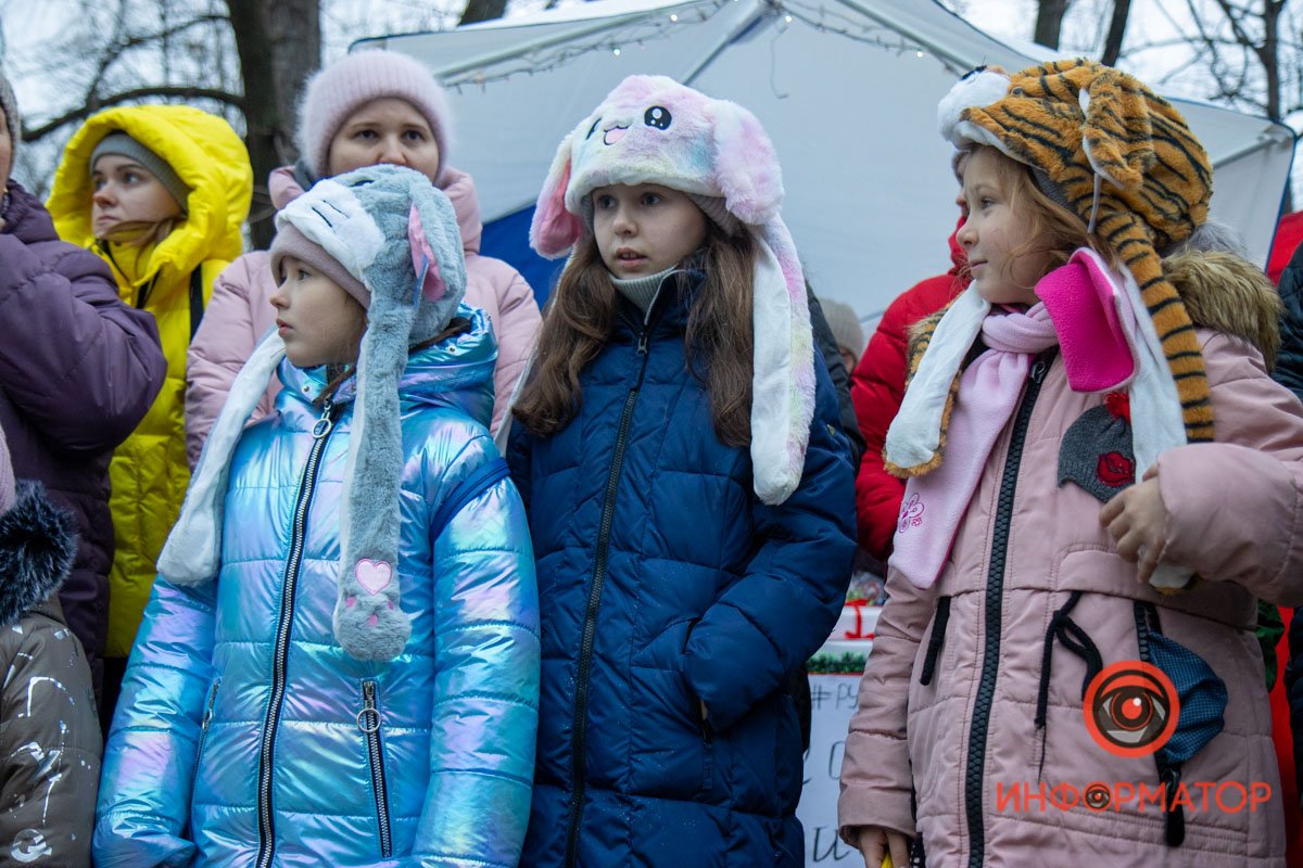 Ярмарка с вкусностями и море веселья: в Приднепровском парке открыли елку 22