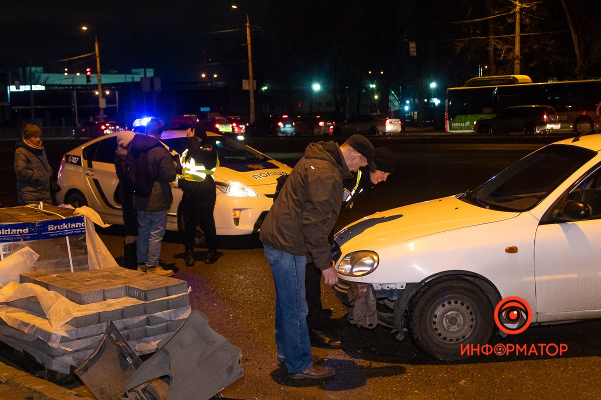 В субботу, 18 декабря, на проспекте Богдана Хмельницкого, возле парка Писаржевского, случилась авария В субботу, 18 декабря, на проспекте Богдана Хмельницкого, возле парка Писаржевского, случилась авария