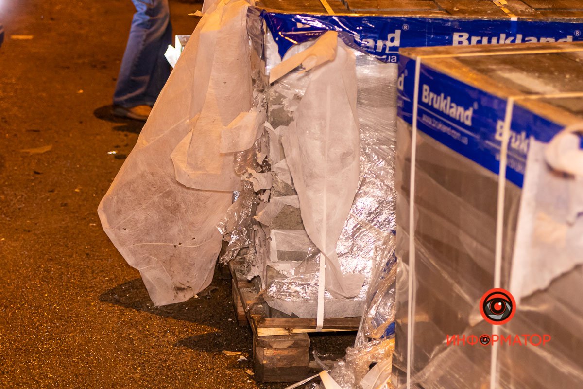 Чтобы не сбить ее, водитель резко вывернул руль и врезался в сложенную плитку, которую у тротуара оставили рабочие Чтобы не сбить ее, водитель резко вывернул руль и врезался в сложенную плитку, которую у тротуара оставили рабочие