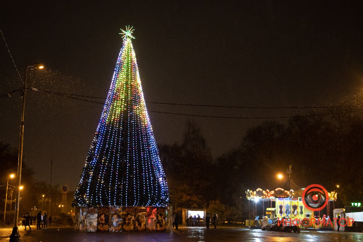 Переливается огнями