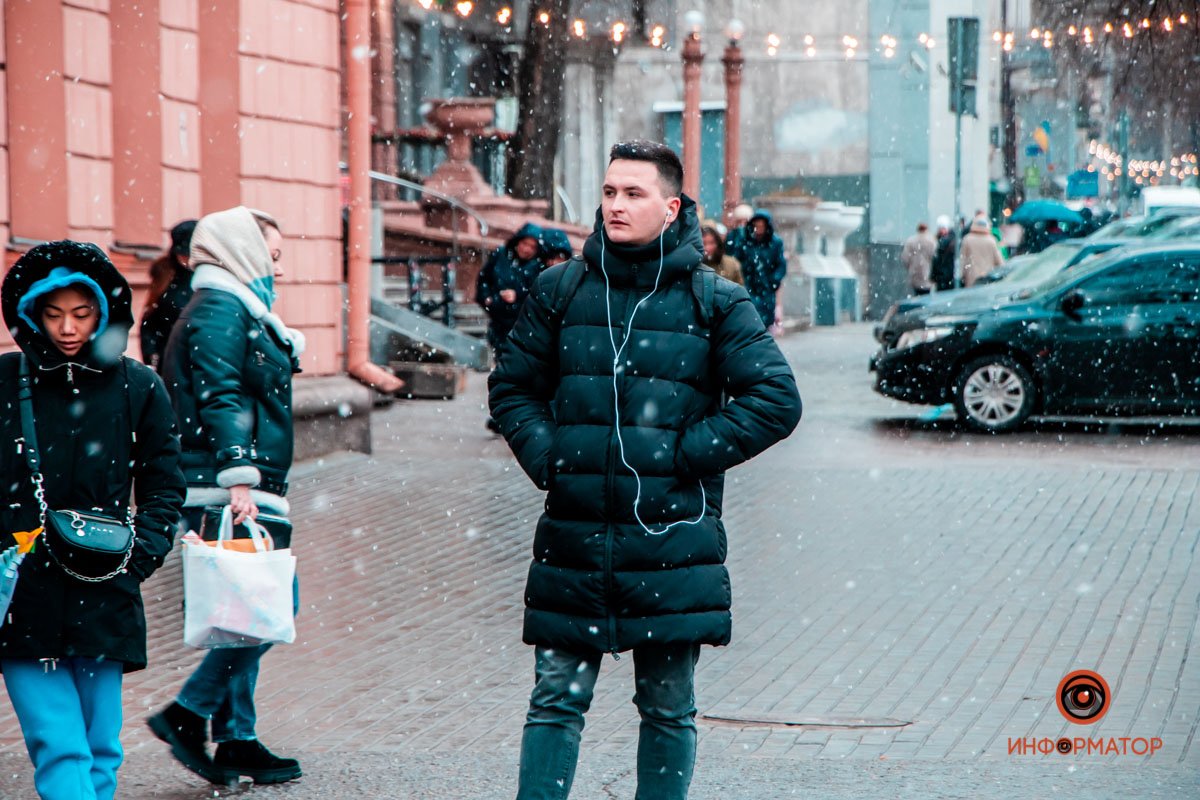 В наушниках определенно "Let It Snow"