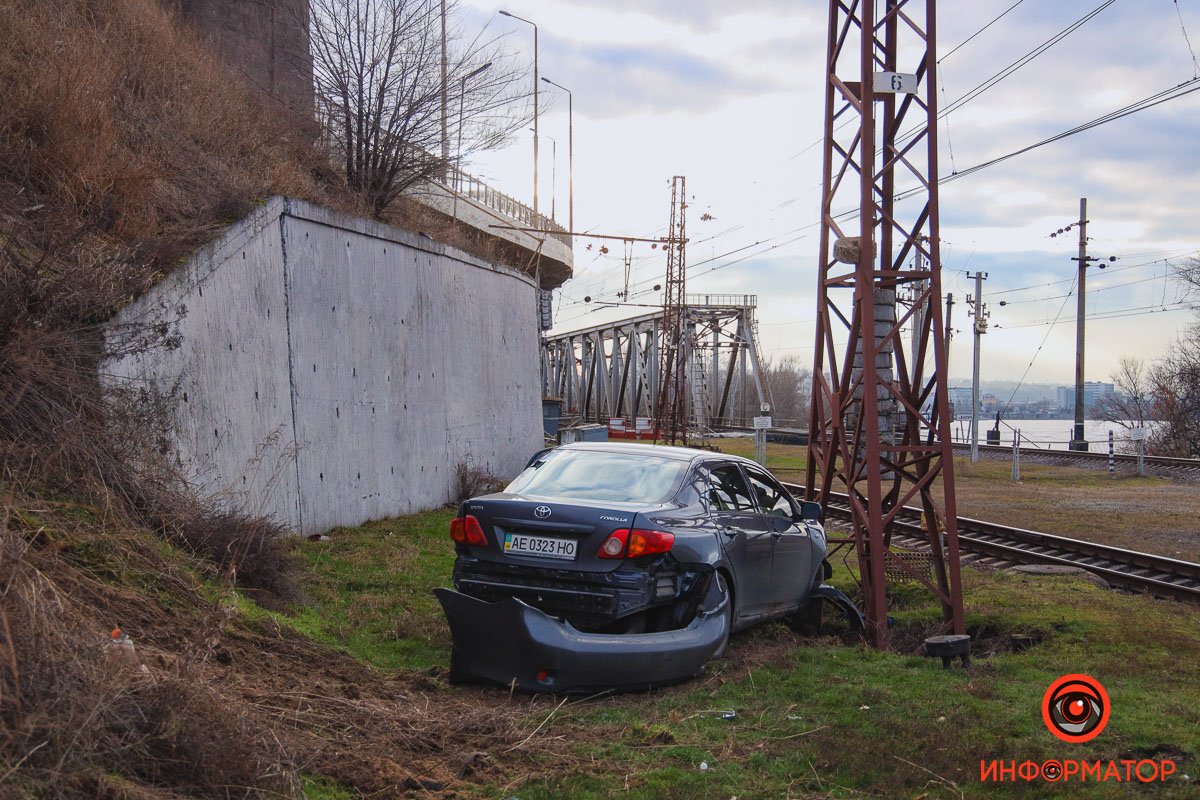 Toyota столкнулась с Mercedes и слетела с Амурского моста Toyota столкнулась с Mercedes и слетела с Амурского моста