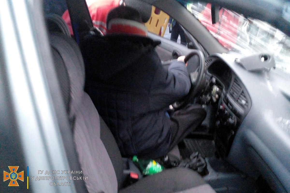 Мужчину зажало в машине