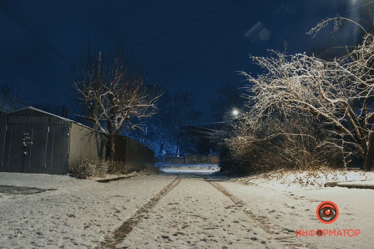 Город спит, а снег укрыл его Город спит, а снег укрыл его