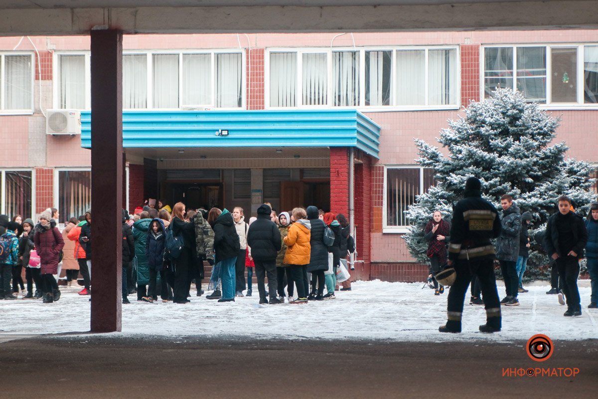 В Днепре из школы, возле которой нашли два окровавленных трупа, эвакуируют детей