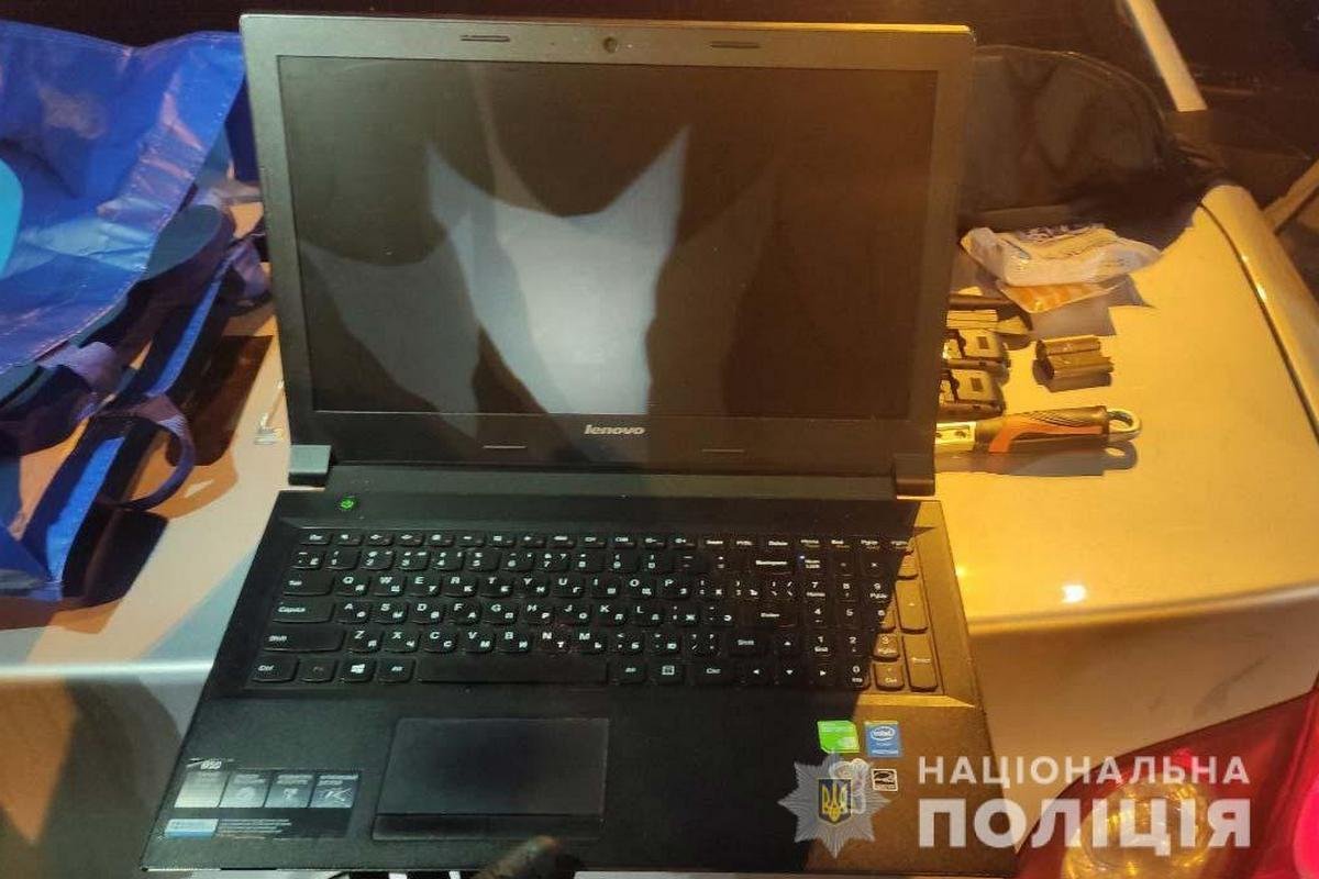 Трое мужчин проникали в квартиры по Днепру и выносили ценные вещи