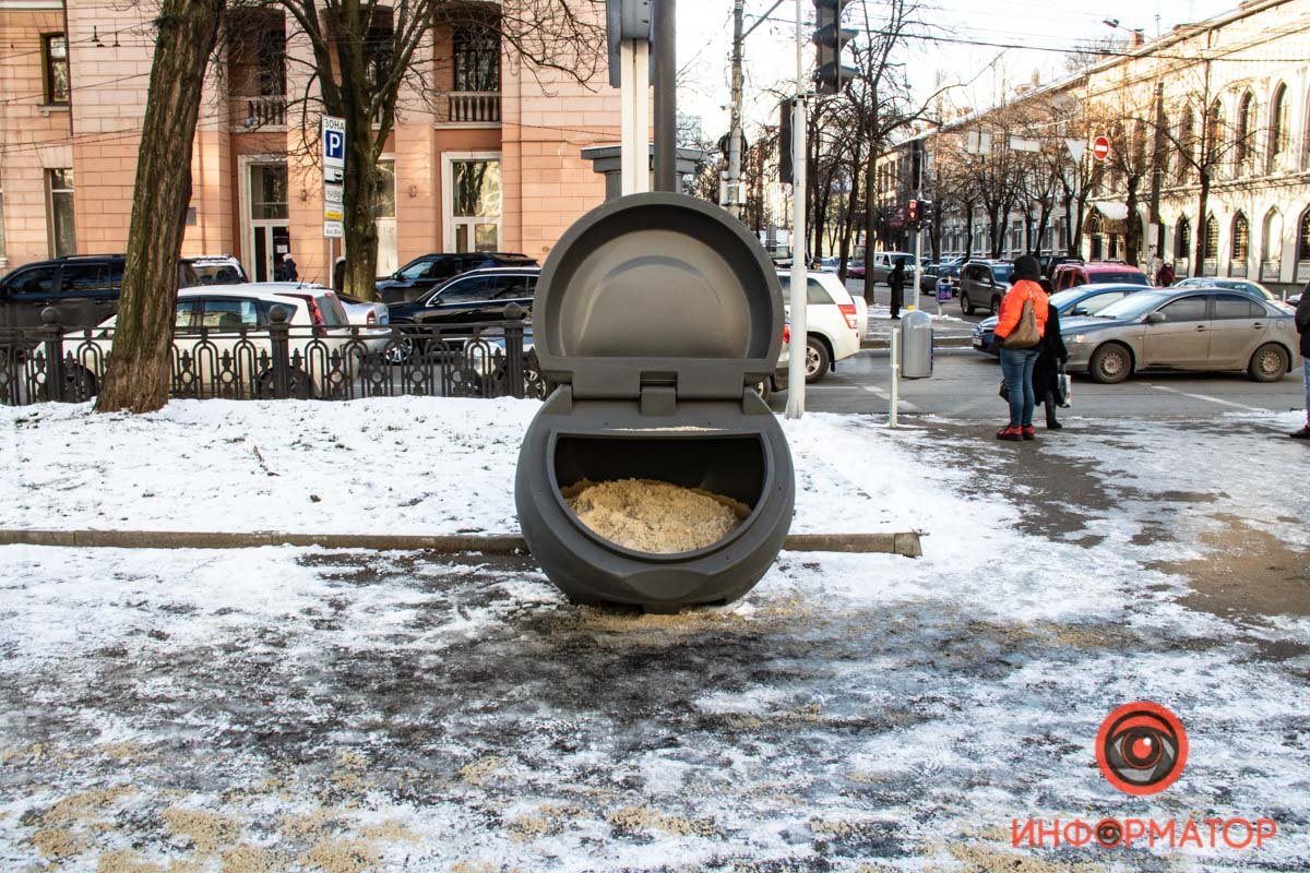 В Днепре на Яворницкого установили "серые ракушки": для чего 1