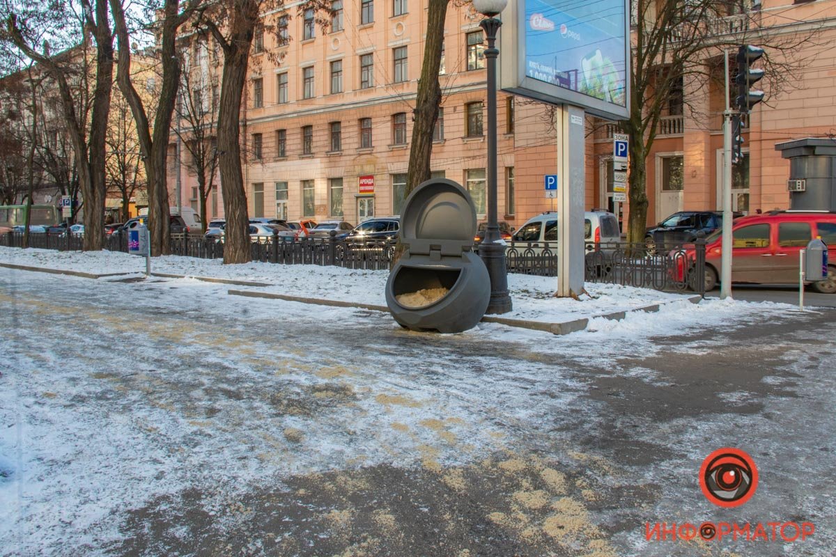 В Днепре на Яворницкого установили "серые ракушки": для чего 2