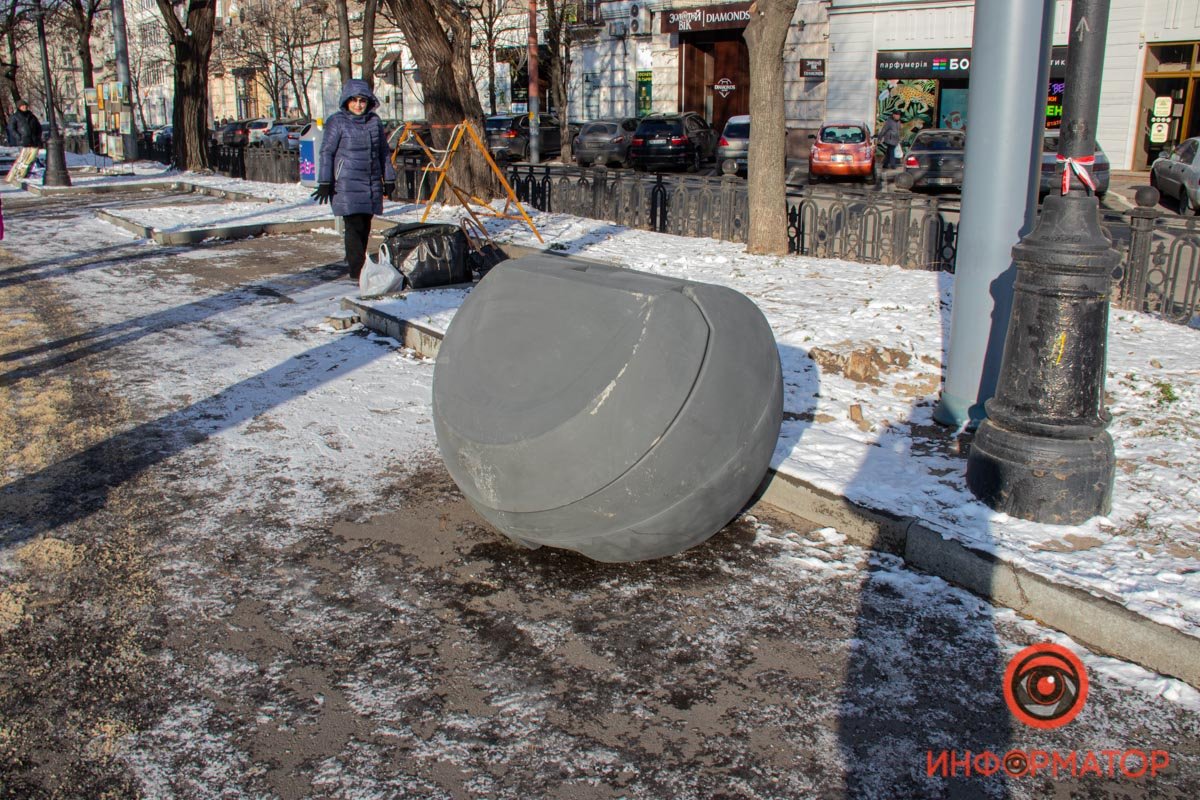 В Днепре на Яворницкого установили "серые ракушки": для чего 4