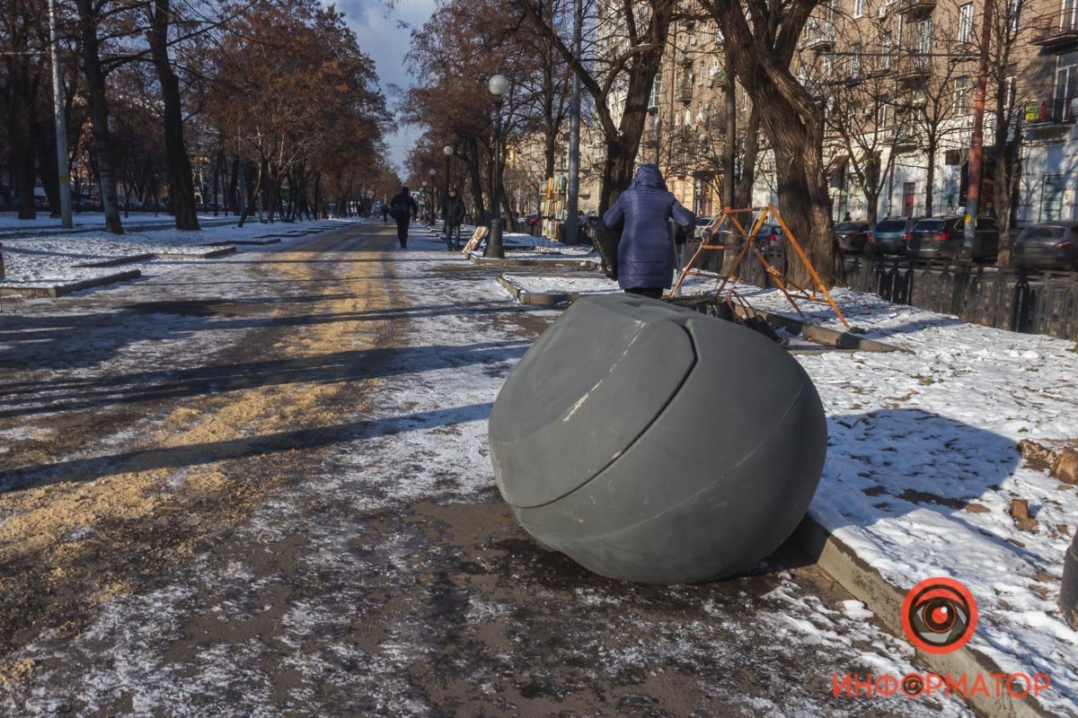В Днепре на Яворницкого установили "серые ракушки": для чего 5