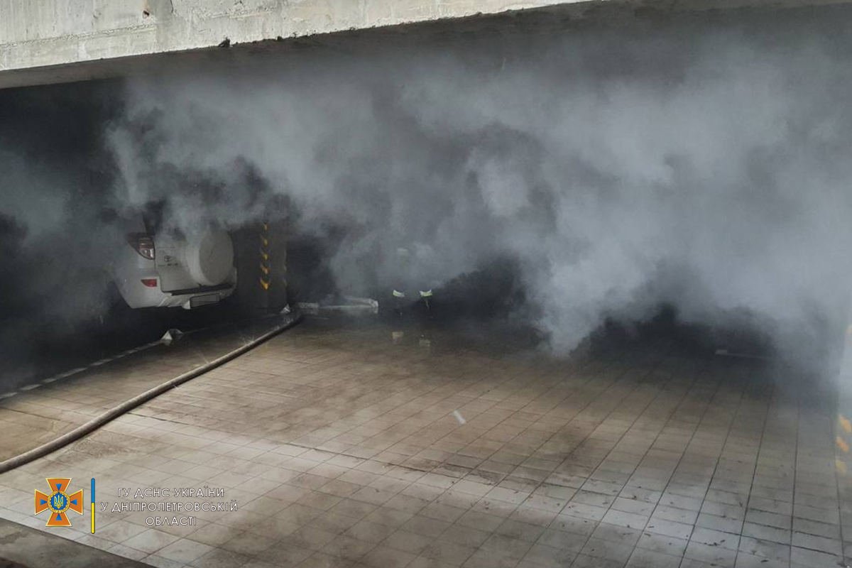 Здесь в подземном паркинге 7-этажного жилого дома загорелся BMW X5 Здесь в подземном паркинге 7-этажного жилого дома загорелся BMW X5