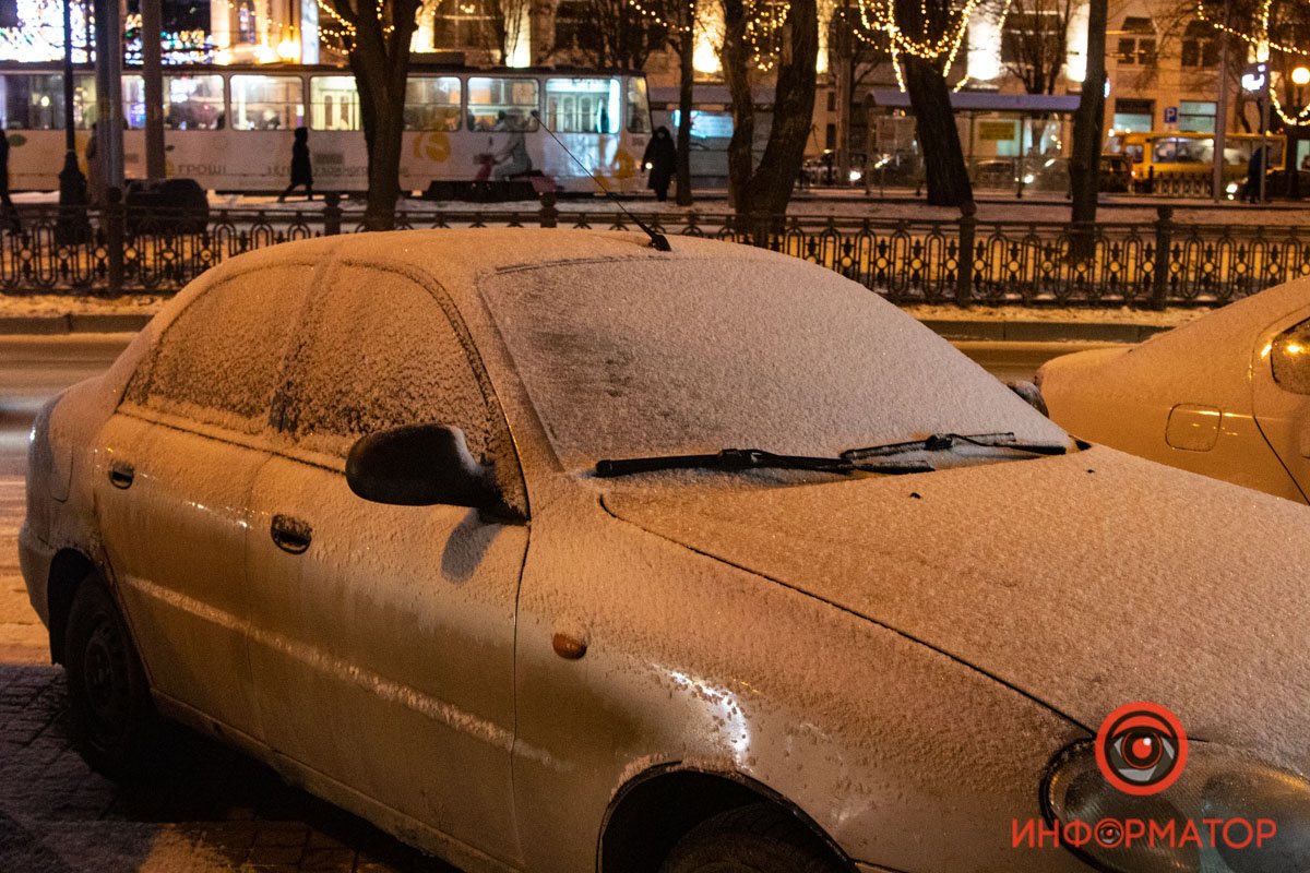 Днепр присыпало хлопьями снега 13
