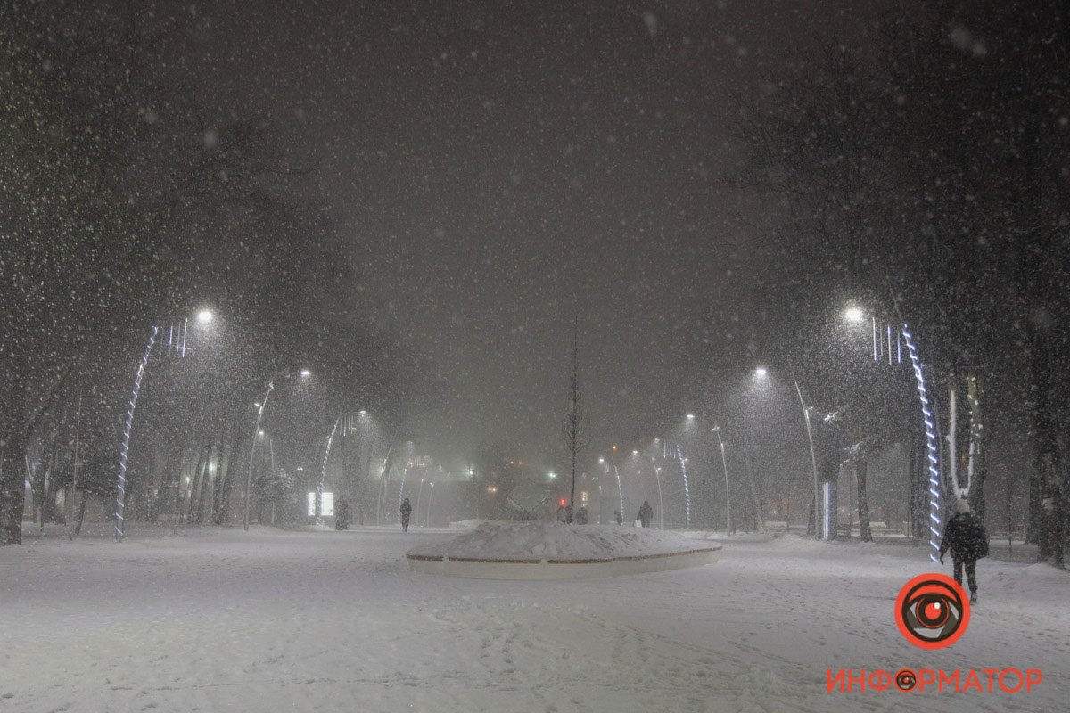 Днепр присыпало хлопьями снега 32