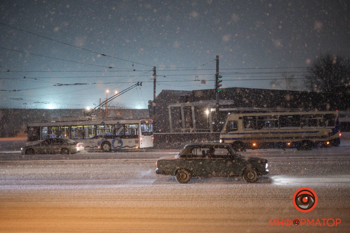 Днепр присыпало хлопьями снега 33