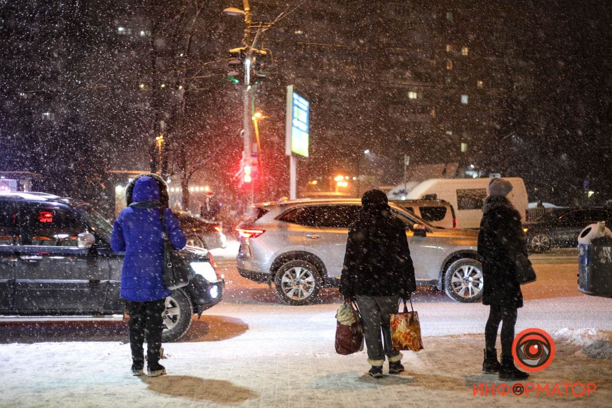 Днепр присыпало хлопьями снега 35