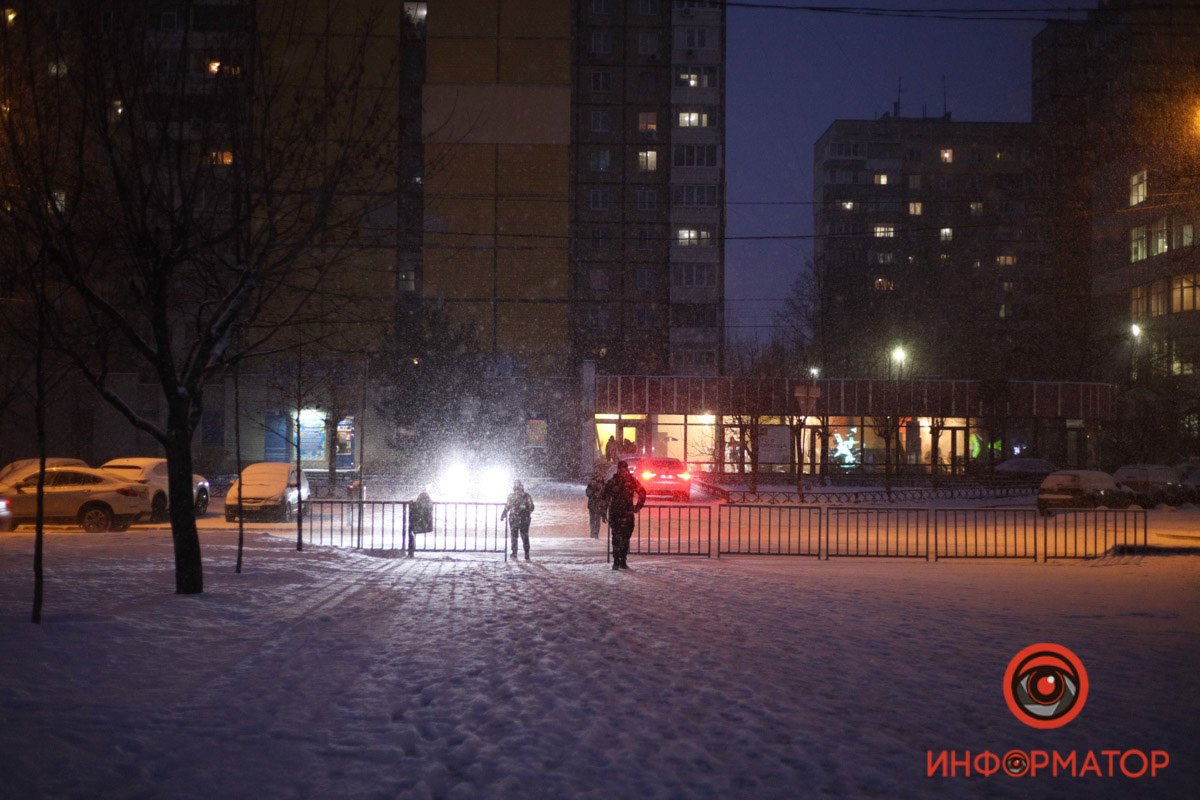 Днепр присыпало хлопьями снега 37