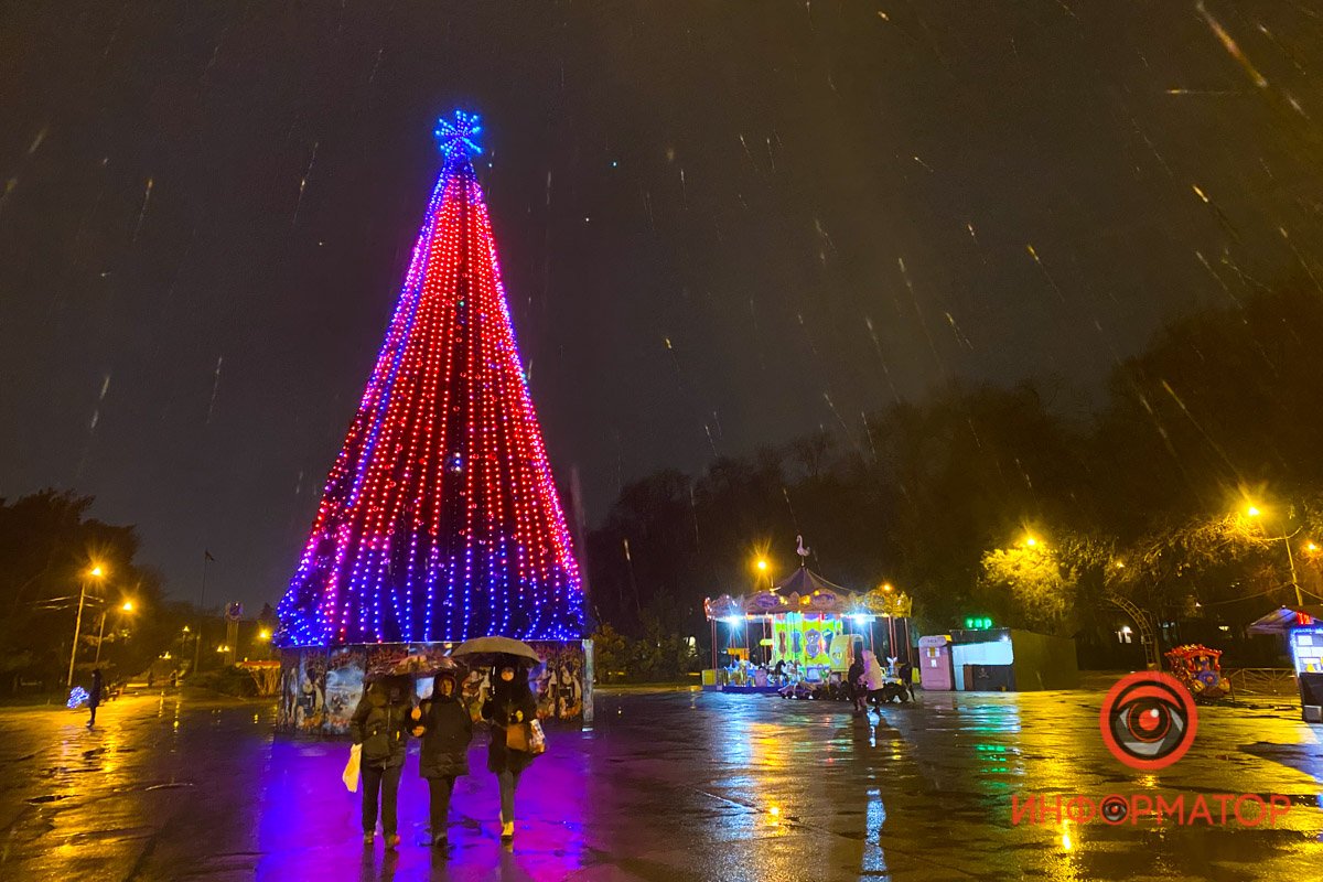 Новогодний Днепр: где в городе уже установили елки 1