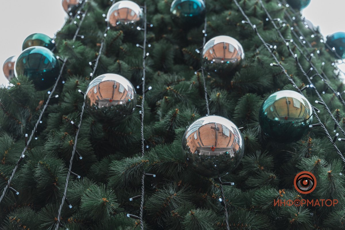 Новогодний Днепр: где в городе уже установили елки 7