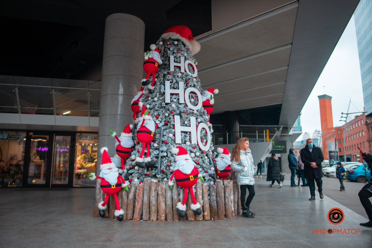 Новогодний Днепр: где в городе уже установили елки 11