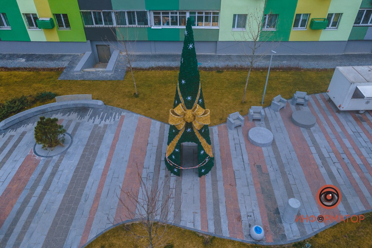 Новогодний Днепр: где в городе уже установили елки 15