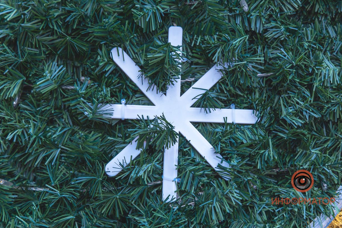 Новогодний Днепр: где в городе уже установили елки 16