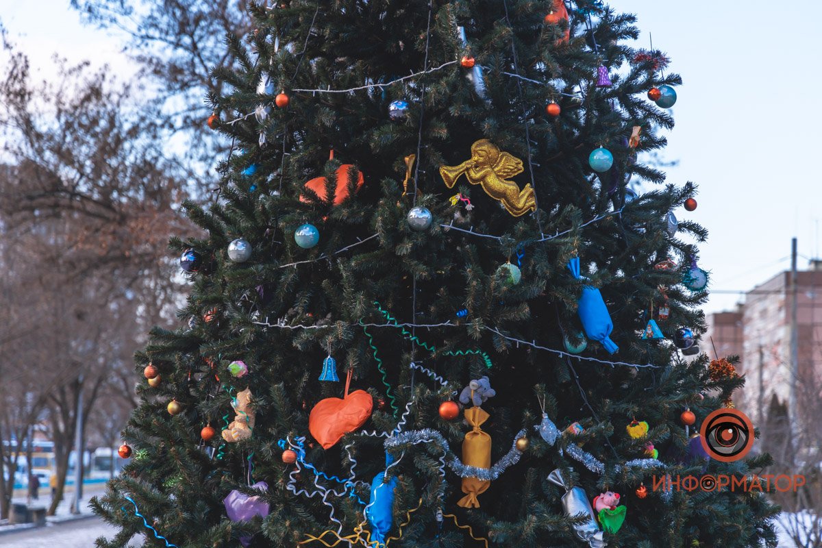 Новогодний Днепр: где в городе уже установили елки 26