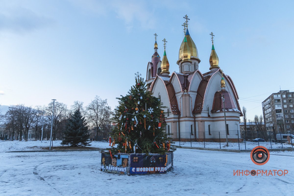 Новогодний Днепр: где в городе уже установили елки 33