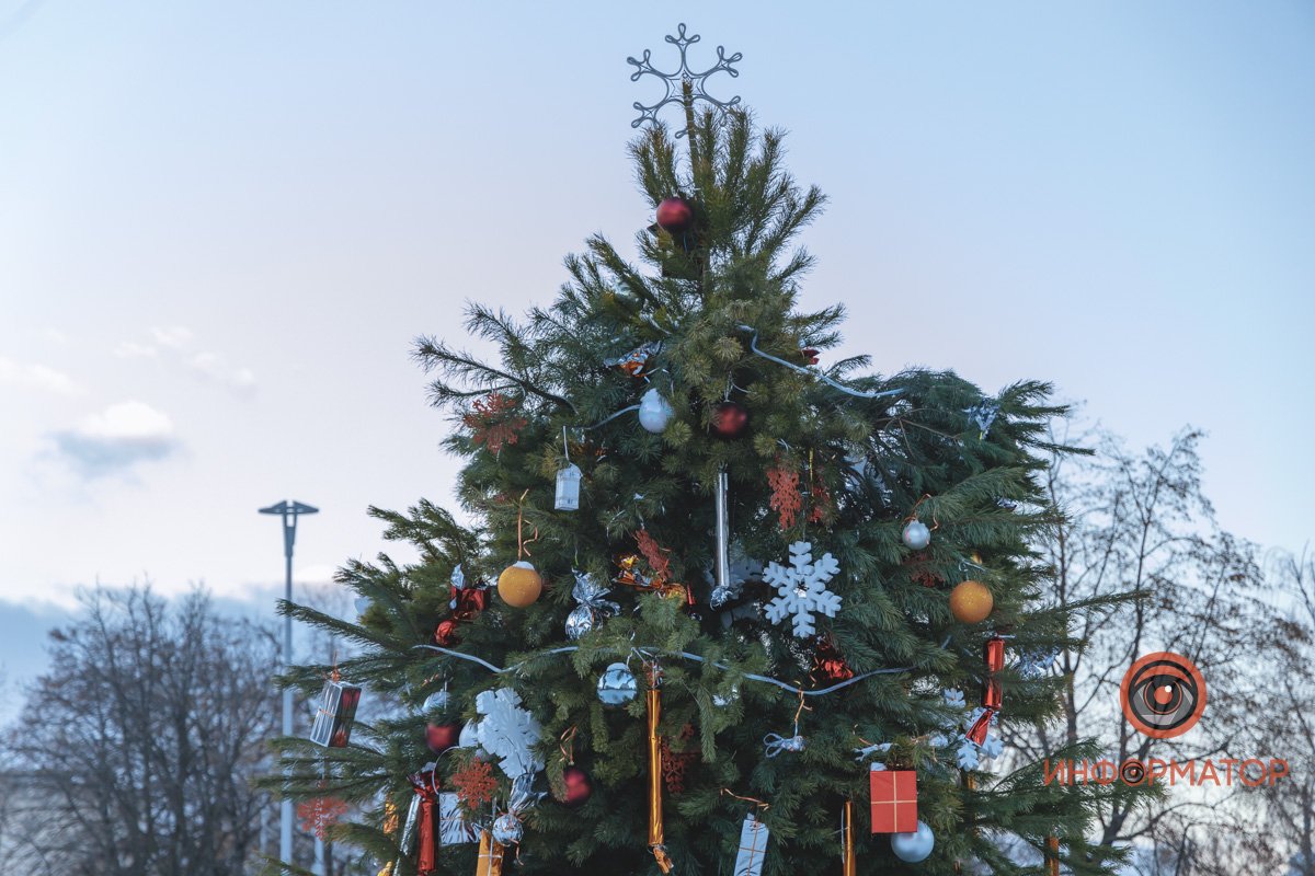 Новогодний Днепр: где в городе уже установили елки 34