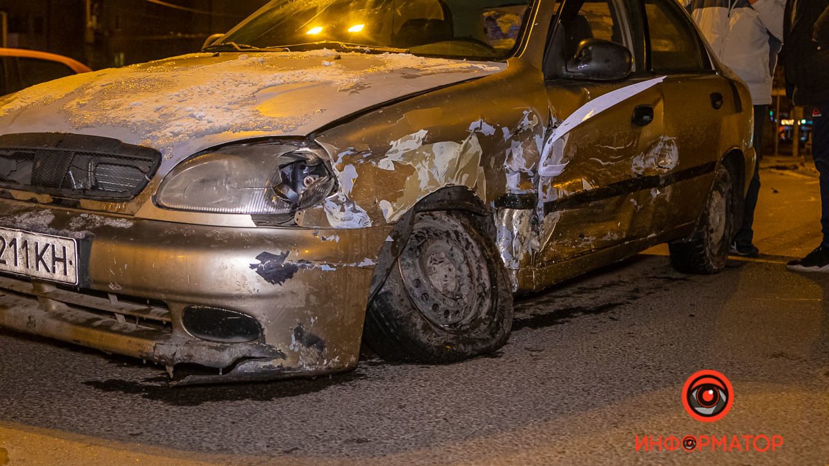 Hyundai службы такси ехал по улице Воронежской и на перекрестке с проспектом Слобожанским врезался в Lanos