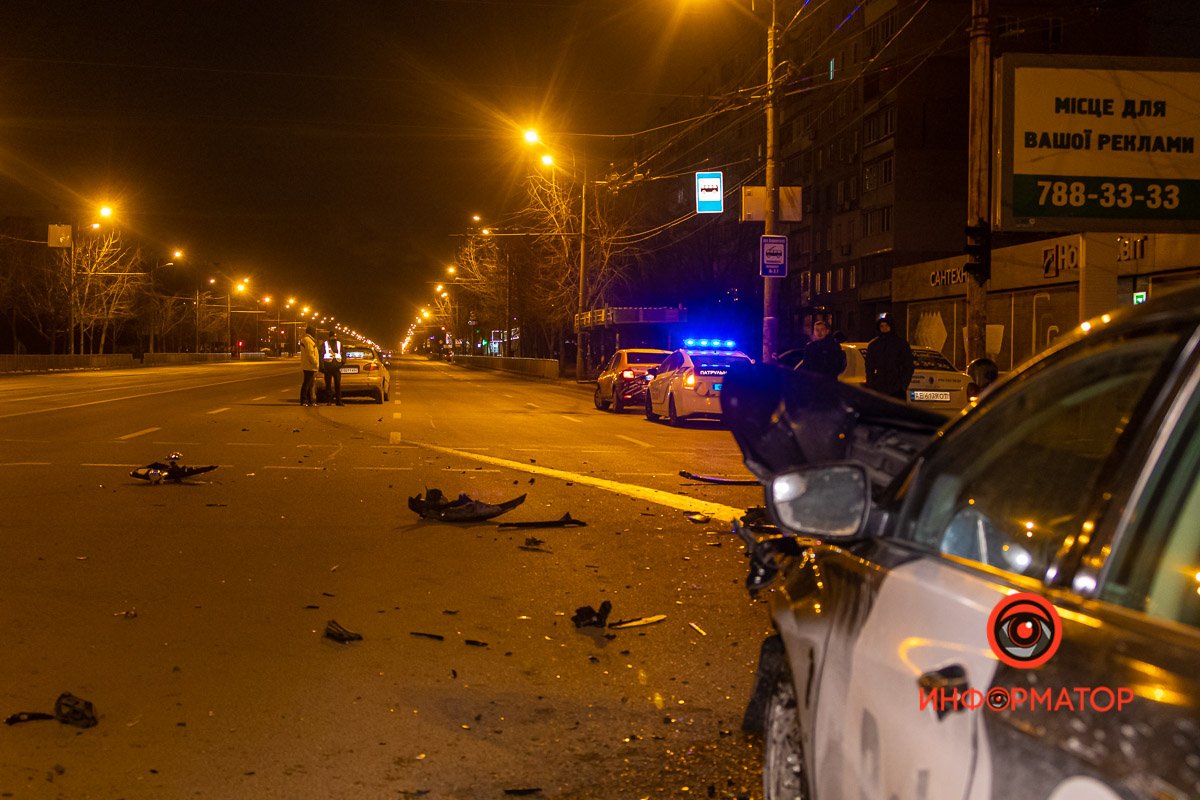 На перекрестке много обломков от машин