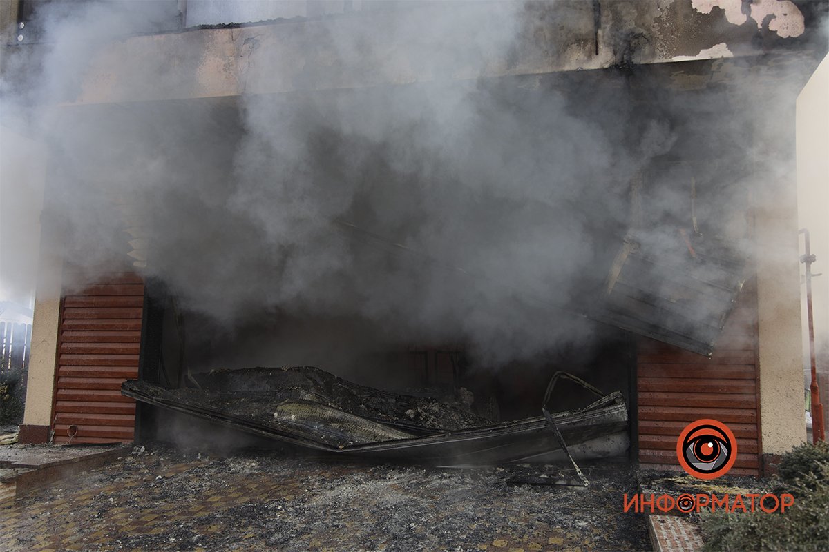 Огонь распространился из гаража на первом этаже дома