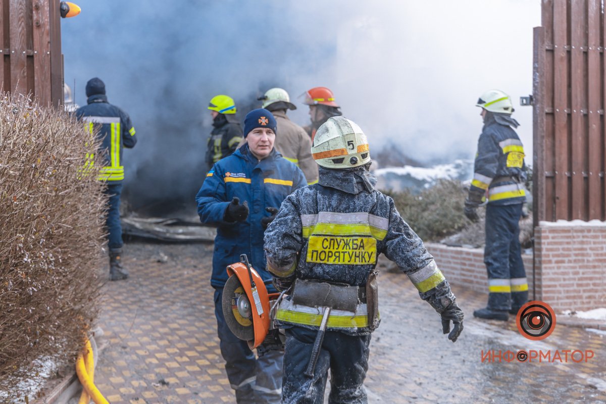 Автомобиль вытащили лебедкой наружу