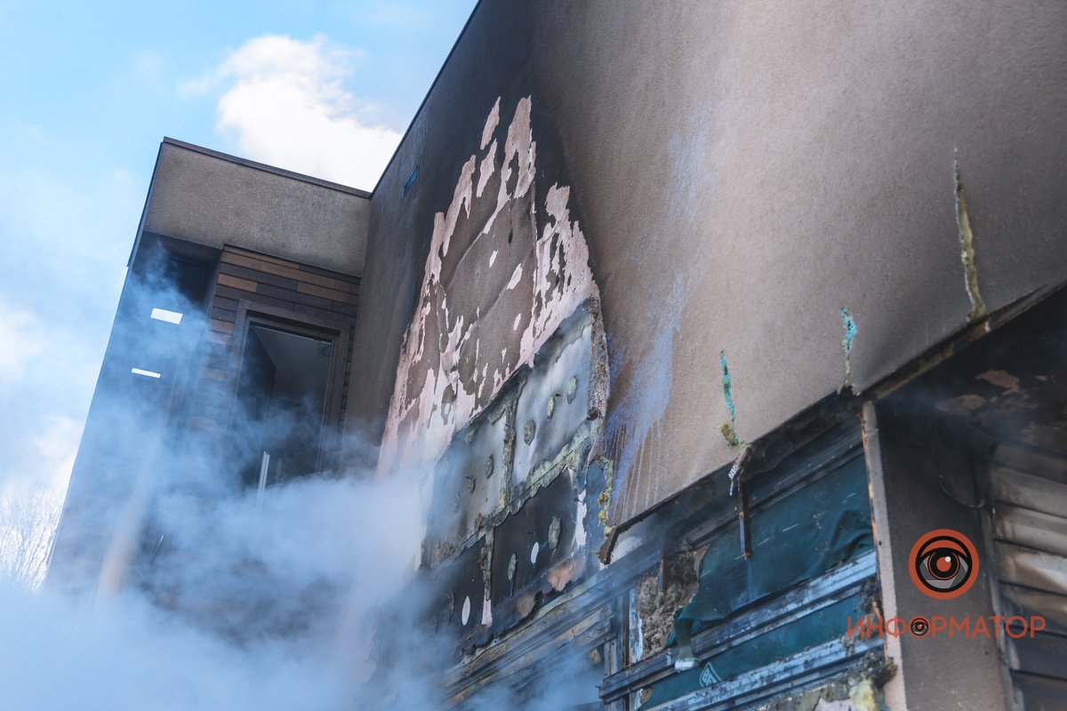 Огонь частично повредил обшивку здания