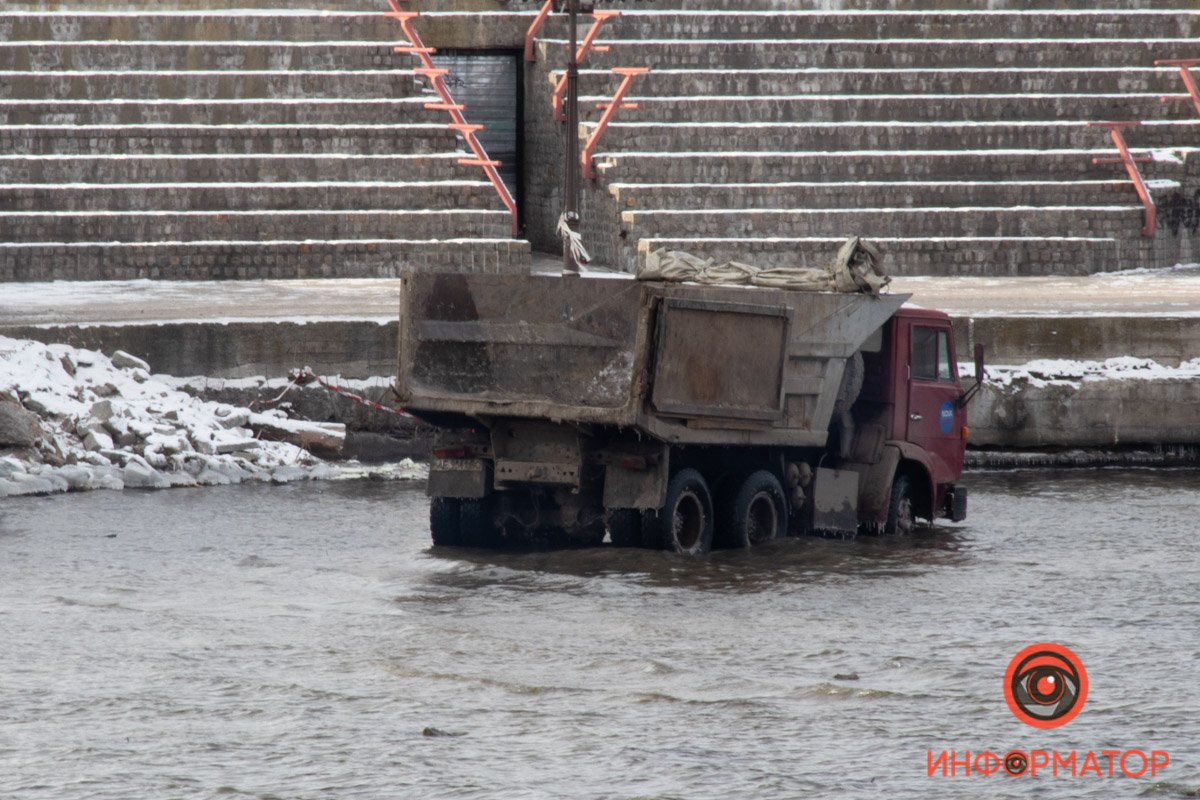 На Сичеславской Набережной по реке Днепр ездит Камаз: причина 3