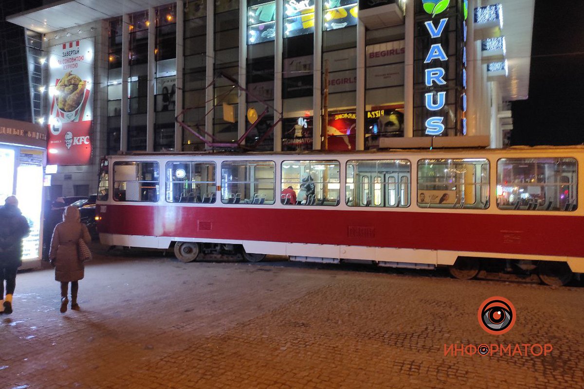 В центре Днепра трамвай сошел с рельс и перегородил Европейскую площадь 1
