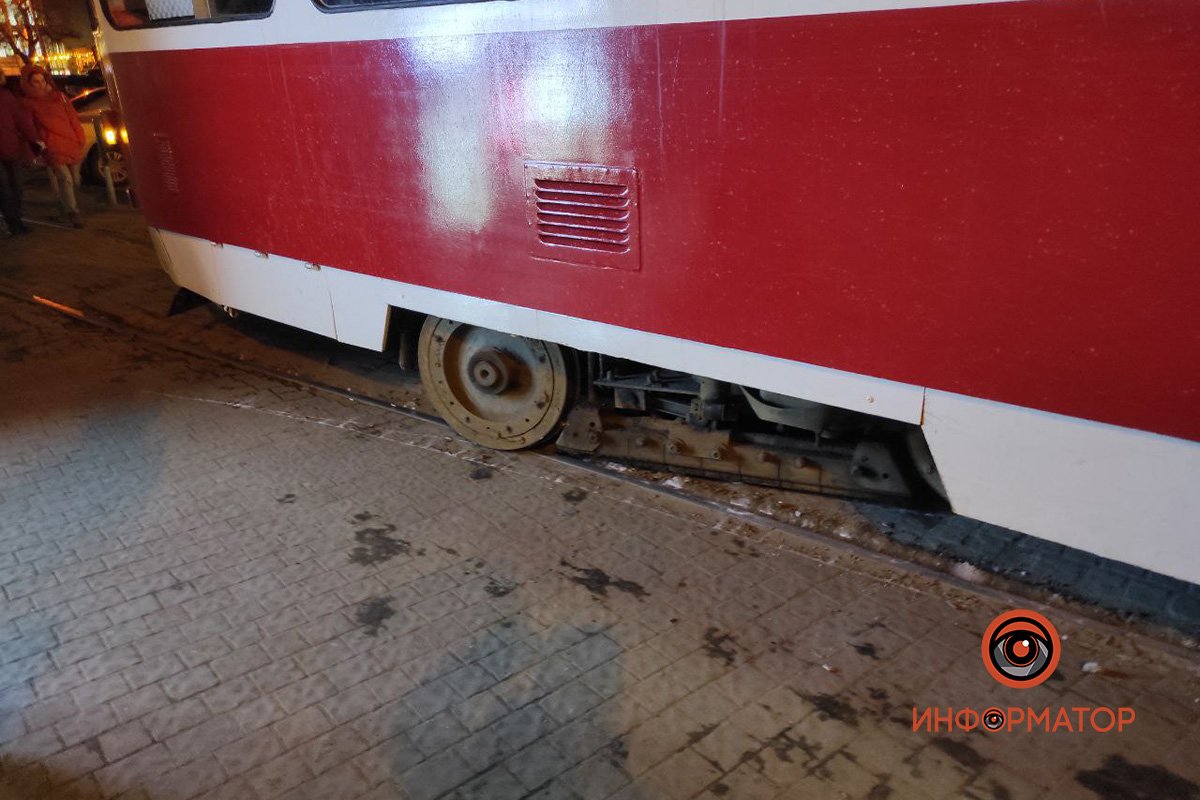 В центре Днепра трамвай сошел с рельс и перегородил Европейскую площадь 2