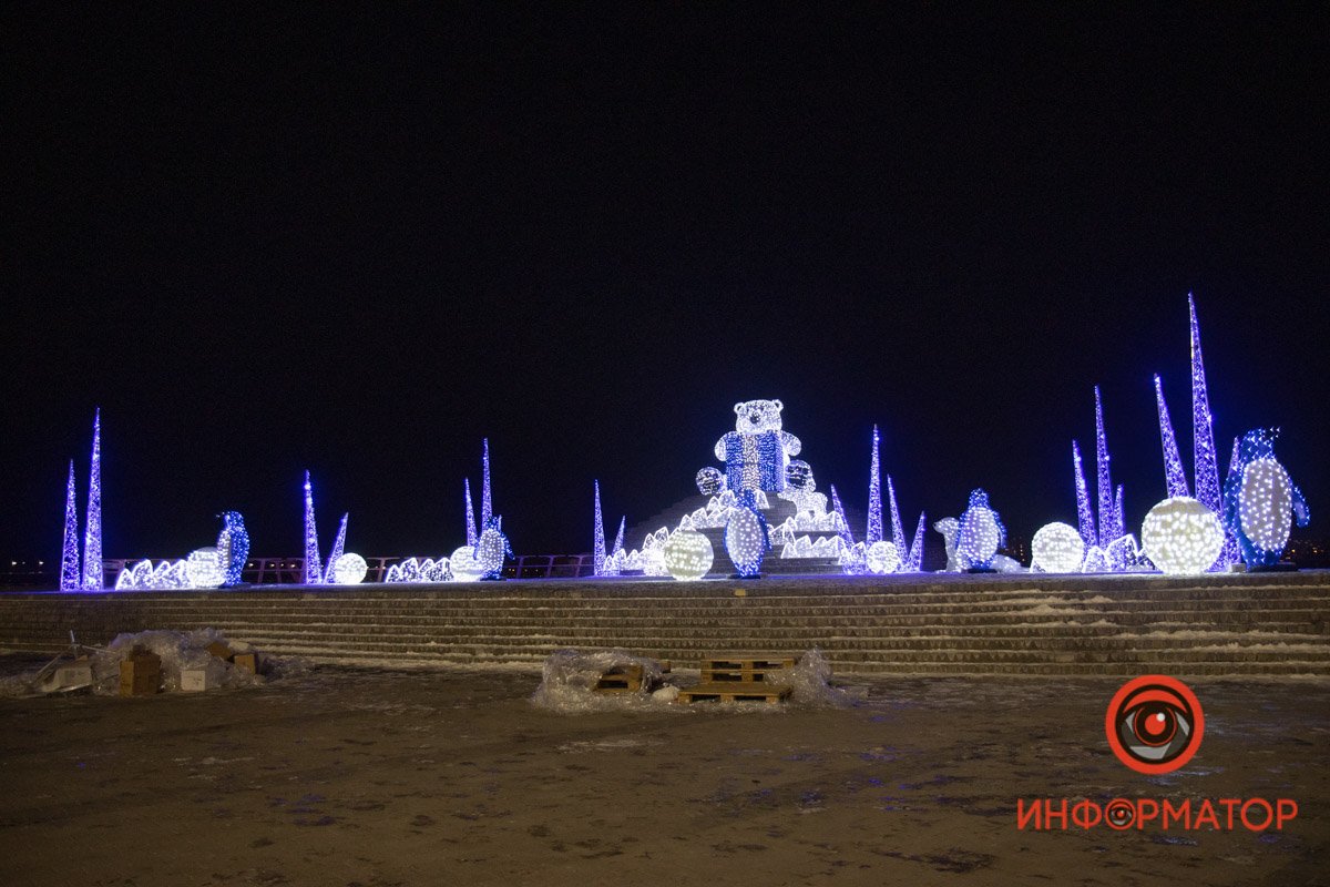 Пингвины, медведь и сотни огней: в Днепре на набережной украсили Шар желаний 1