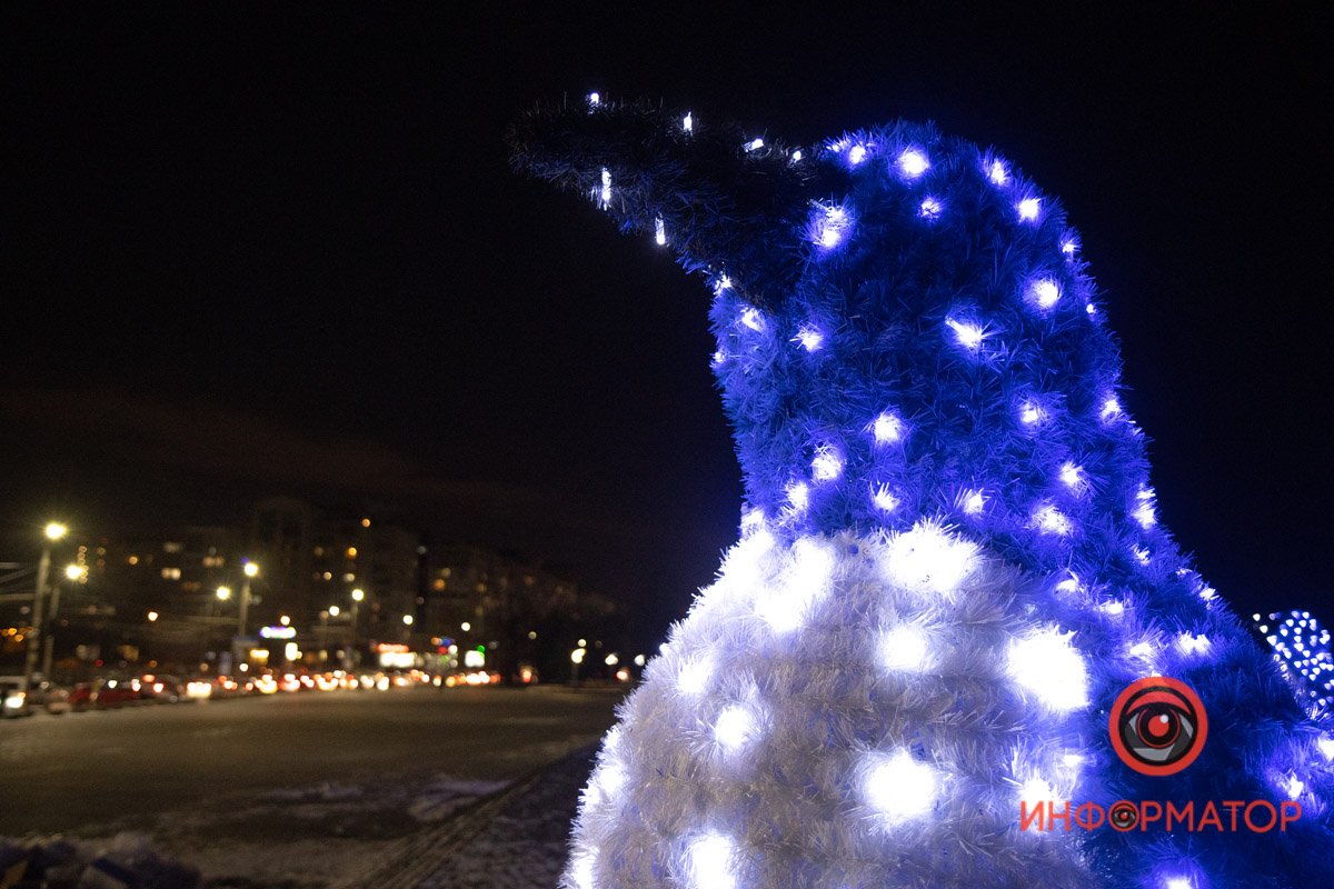 Пингвины, медведь и сотни огней: в Днепре на набережной украсили Шар желаний 3