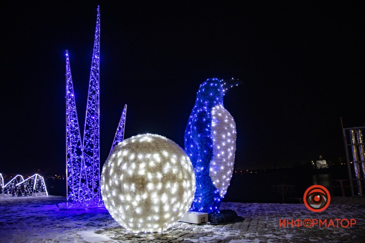 Пингвины, медведь и сотни огней: в Днепре на набережной украсили Шар желаний 4