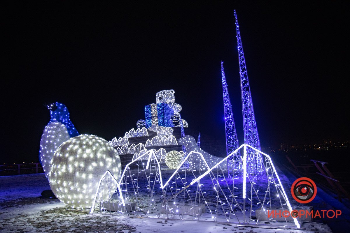 Пингвины, медведь и сотни огней: в Днепре на набережной украсили Шар желаний 5