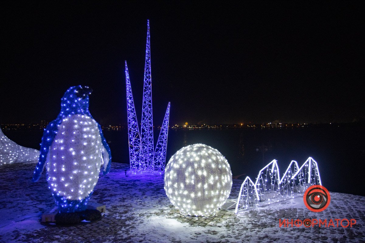 Пингвины, медведь и сотни огней: в Днепре на набережной украсили Шар желаний 6