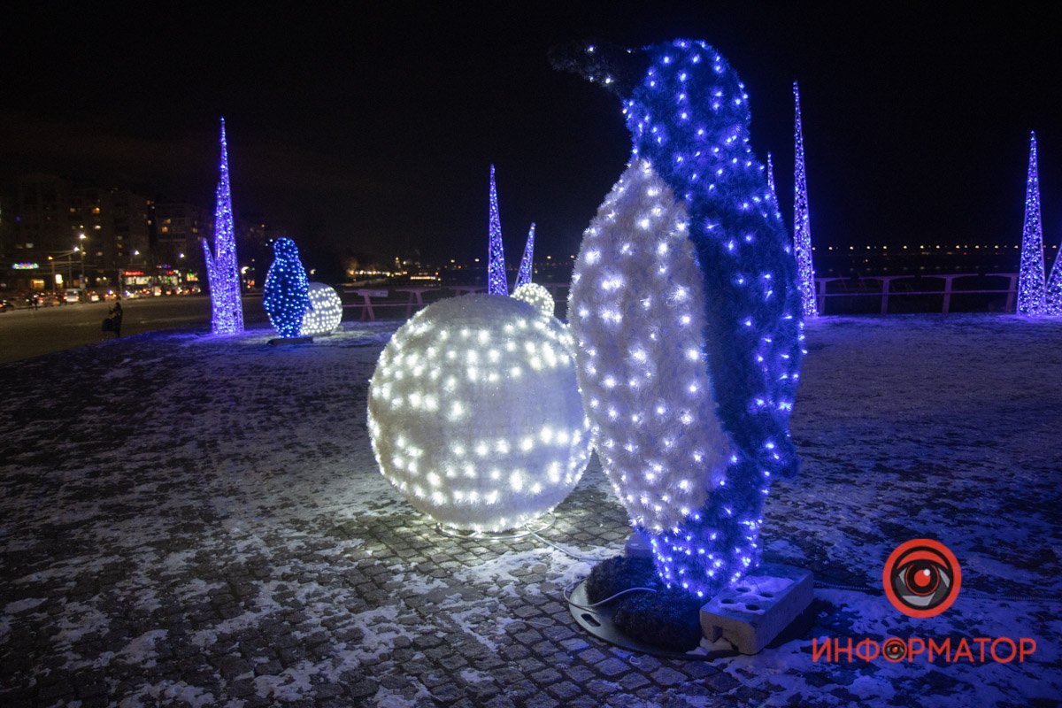 Пингвины, медведь и сотни огней: в Днепре на набережной украсили Шар желаний 7