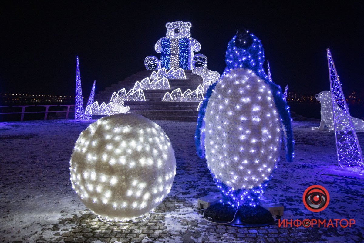 Пингвины, медведь и сотни огней: в Днепре на набережной украсили Шар желаний 8