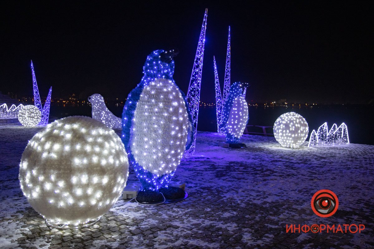 Пингвины, медведь и сотни огней: в Днепре на набережной украсили Шар желаний 9