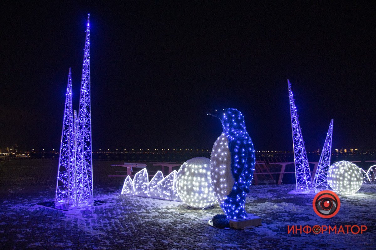 Пингвины, медведь и сотни огней: в Днепре на набережной украсили Шар желаний 10