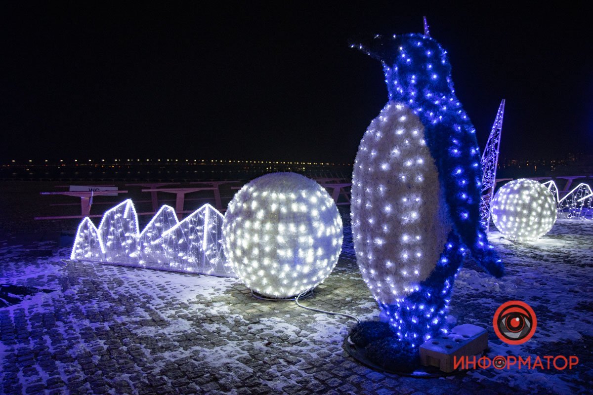 Пингвины, медведь и сотни огней: в Днепре на набережной украсили Шар желаний 11